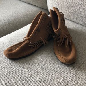 NWOT Minnetonka Fringe Suede Boots